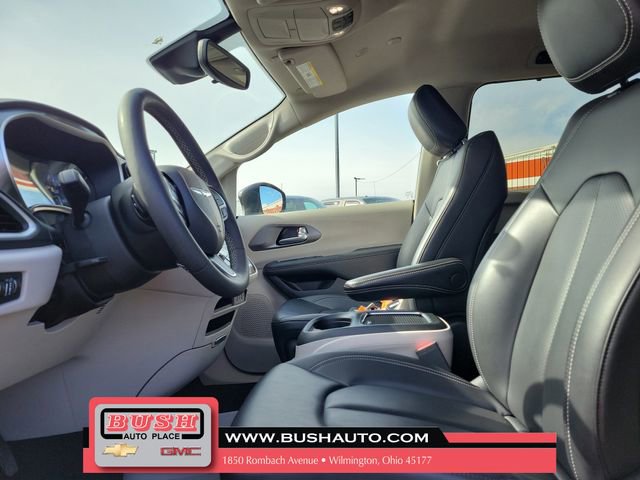 Used 2023 Chrysler Pacifica Touring-L image 15