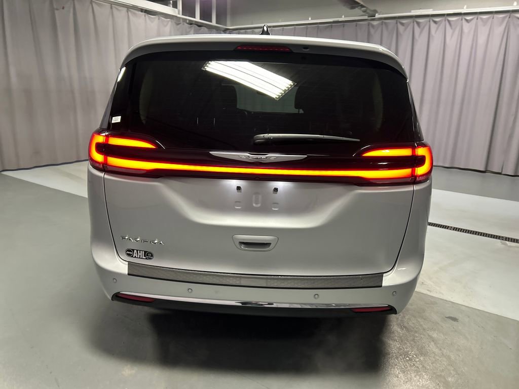 Used 2024 Chrysler Pacifica Touring-L FWD image 6
