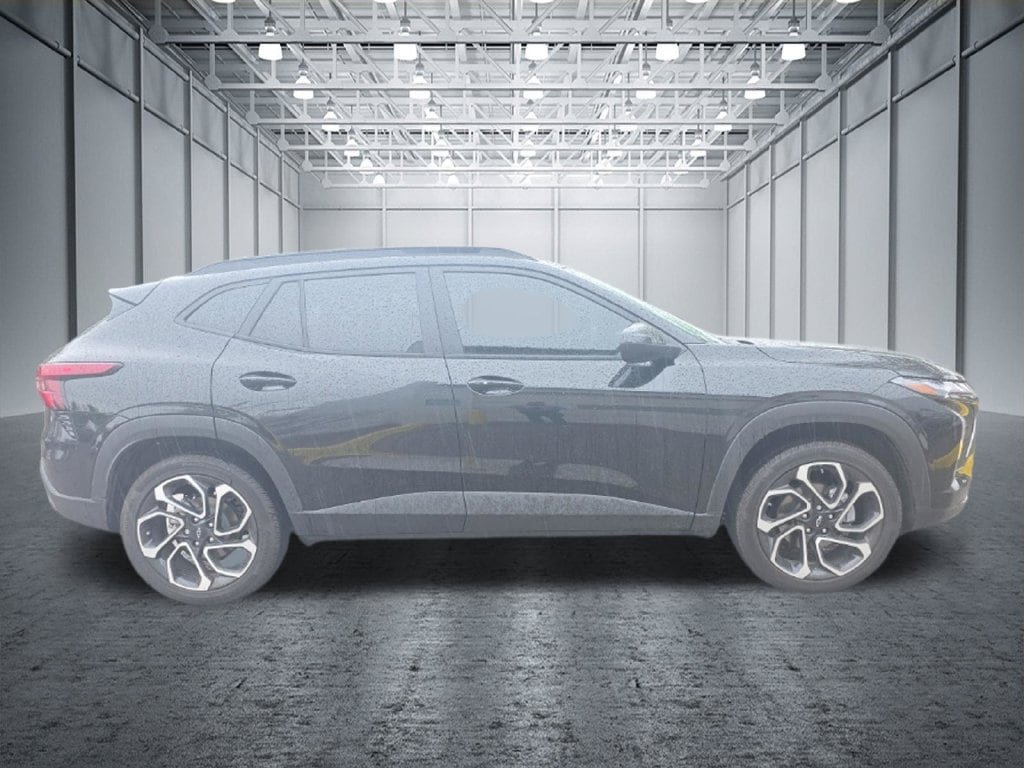 Used 2025 Chevrolet Trax RS w/ Sunroof Package FWD image 8