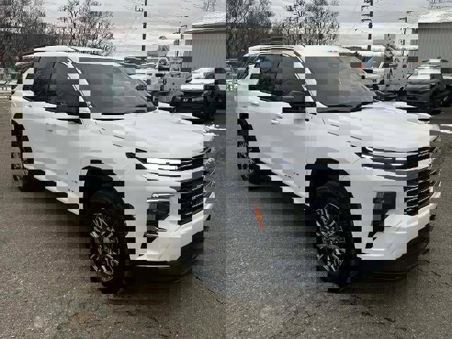 Used 2025 Chevrolet Traverse LT image 2