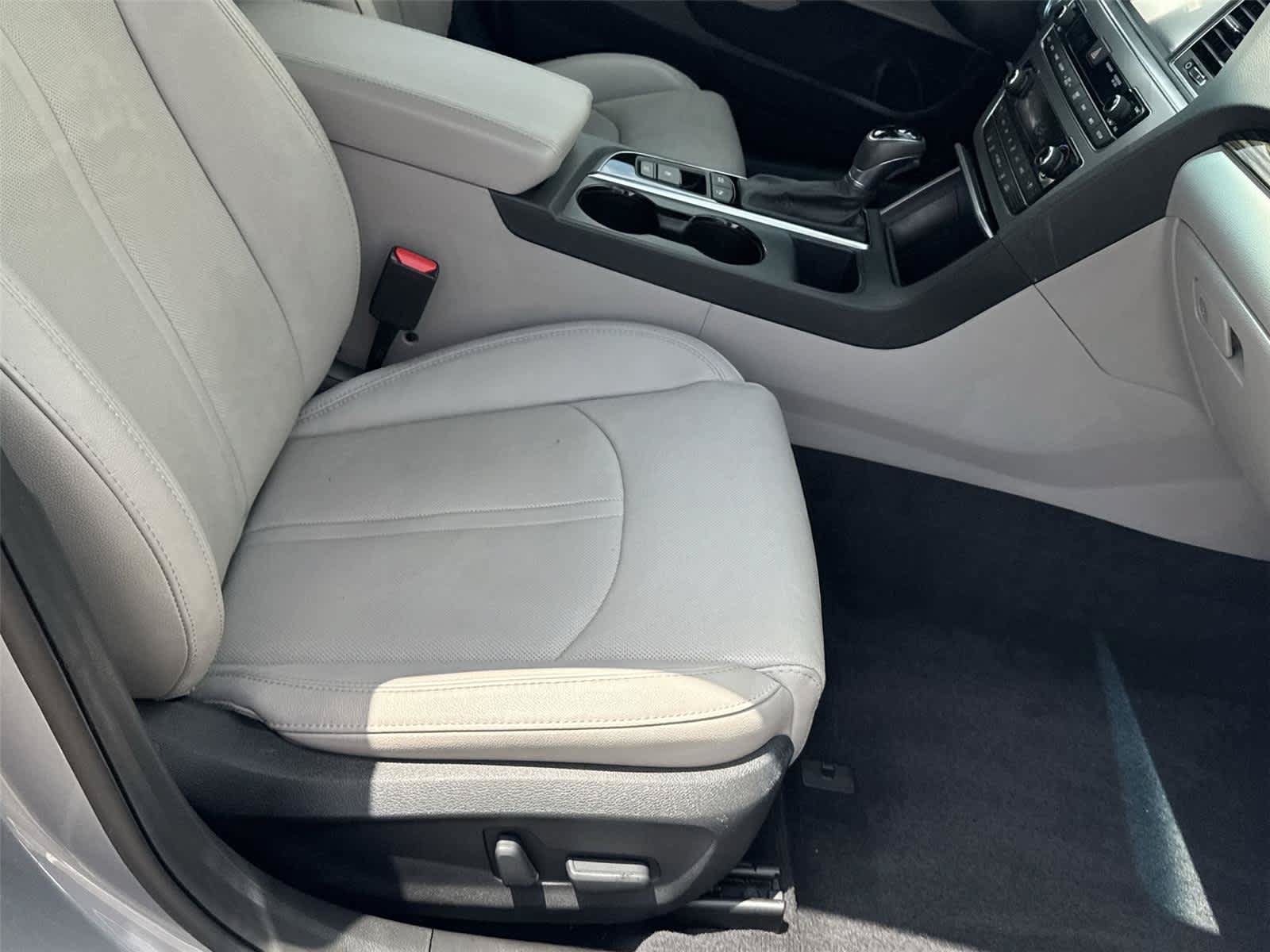 Used 2016 Hyundai Sonata Limited w/ Option Group 05 FWD image 16
