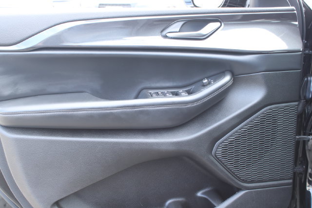 Used 2023 Jeep Grand Cherokee L Laredo RWD image 9