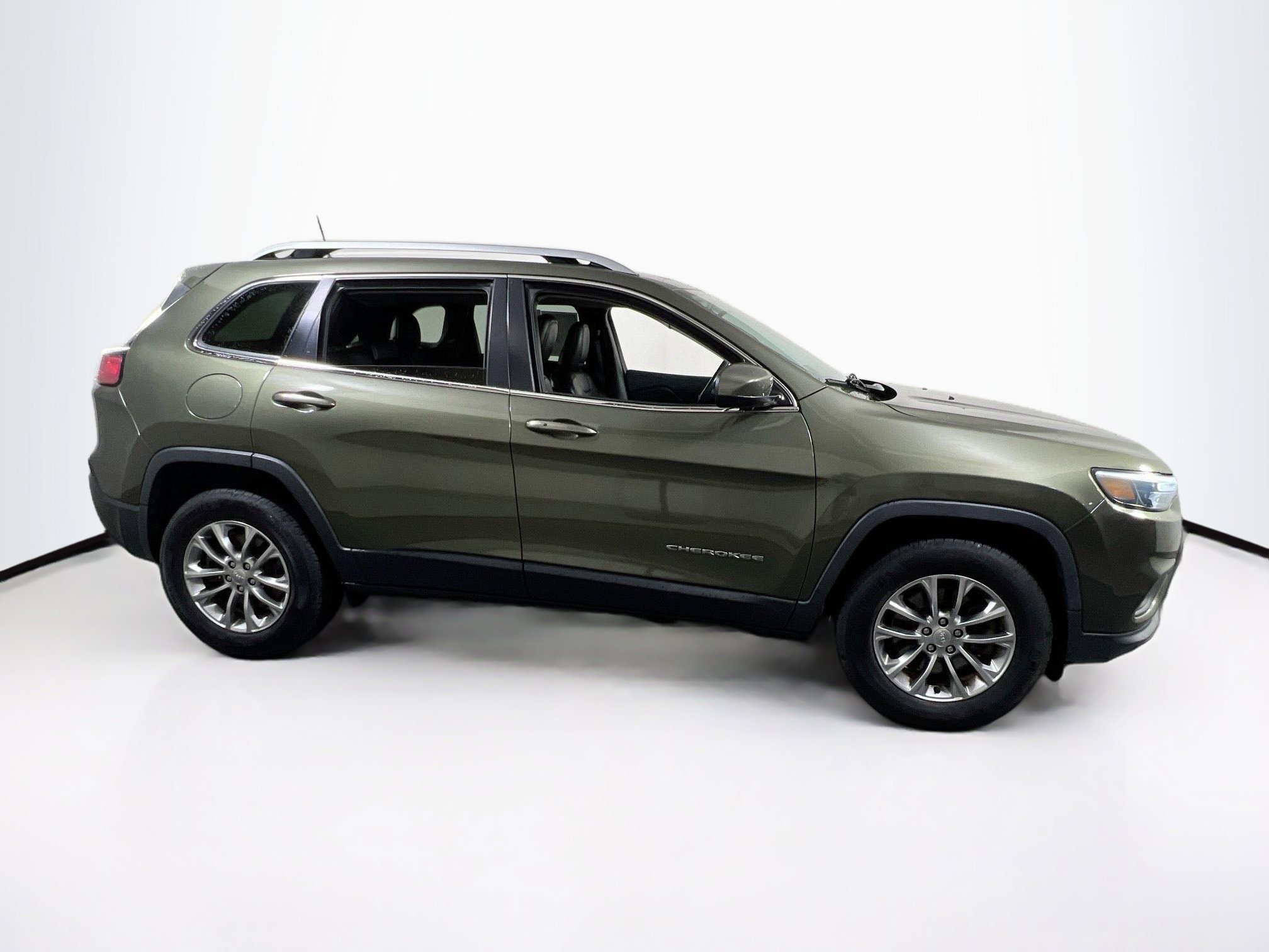 Used 2019 Jeep Cherokee Latitude Plus w/ Cold Weather Group image 4