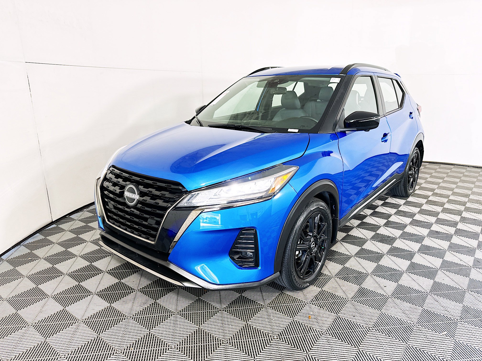 Used 2023 Nissan Kicks SR w/ SR Premium Package FWD image 7