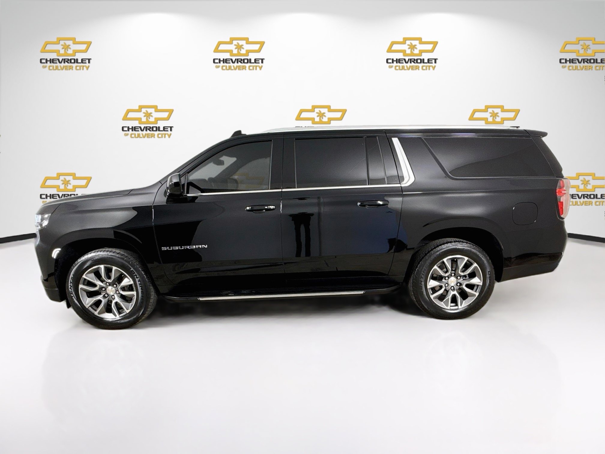 Used 2024 Chevrolet Suburban LT RWD image 5