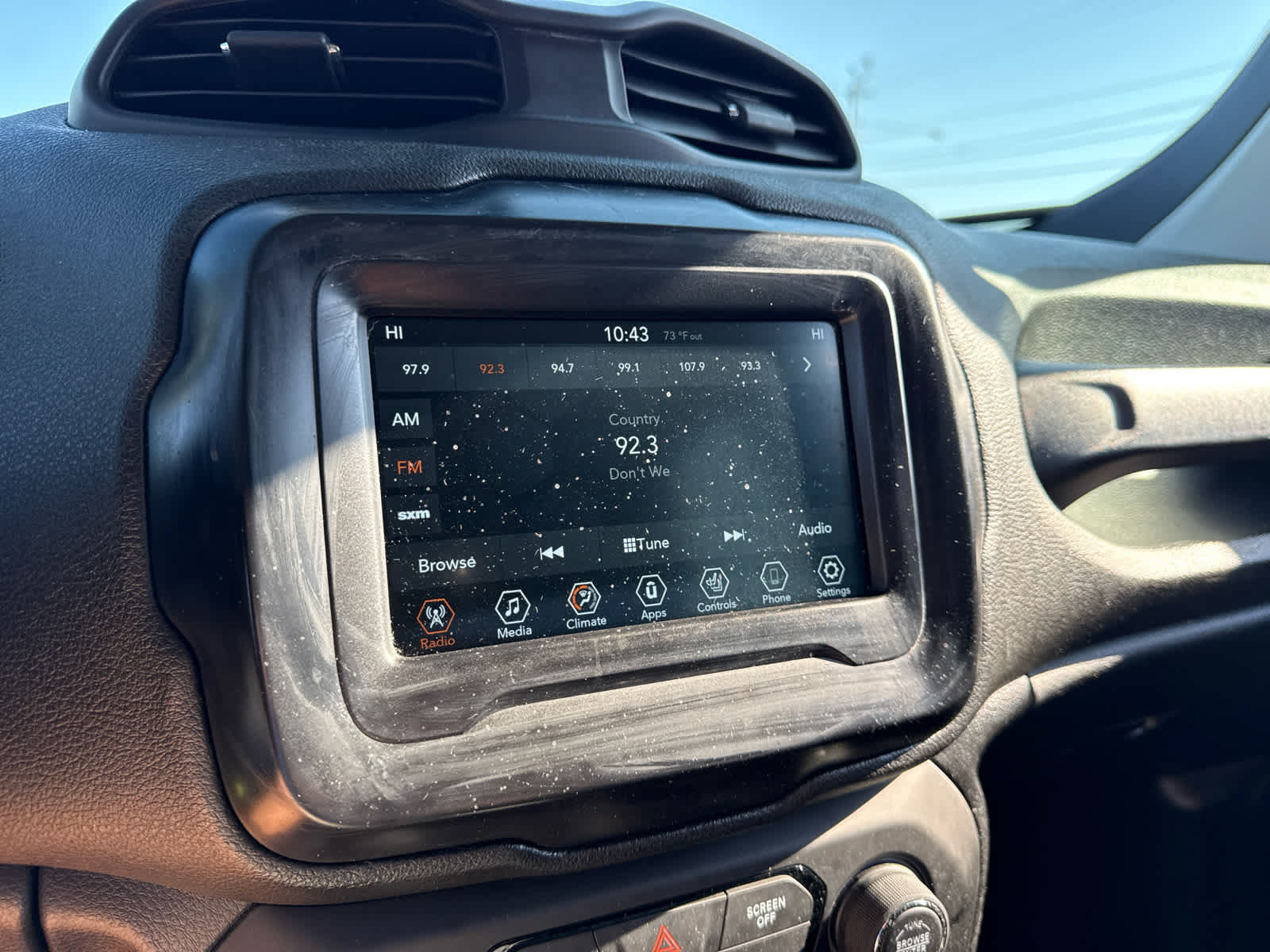 Used 2018 Jeep Renegade Latitude w/ Cold Weather Group FWD image 16