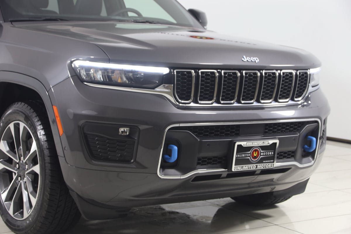 Used 2023 Jeep Grand Cherokee Overland w/ Luxury Tech Group IV AWD/4WD image 35