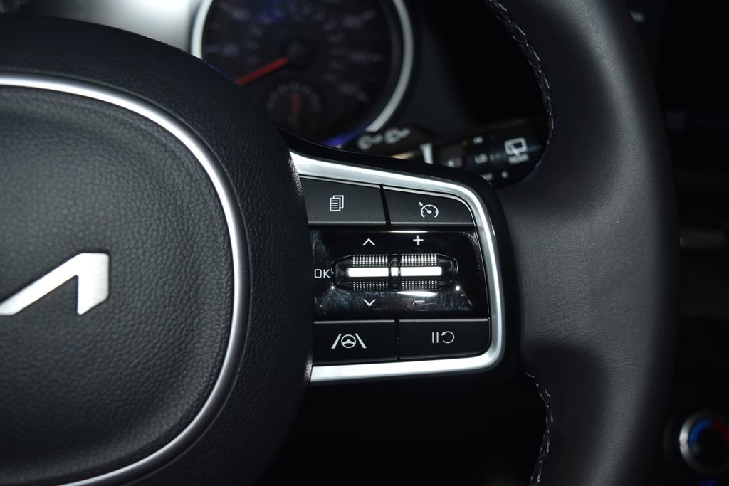 Used 2023 Kia Carnival LX image 9