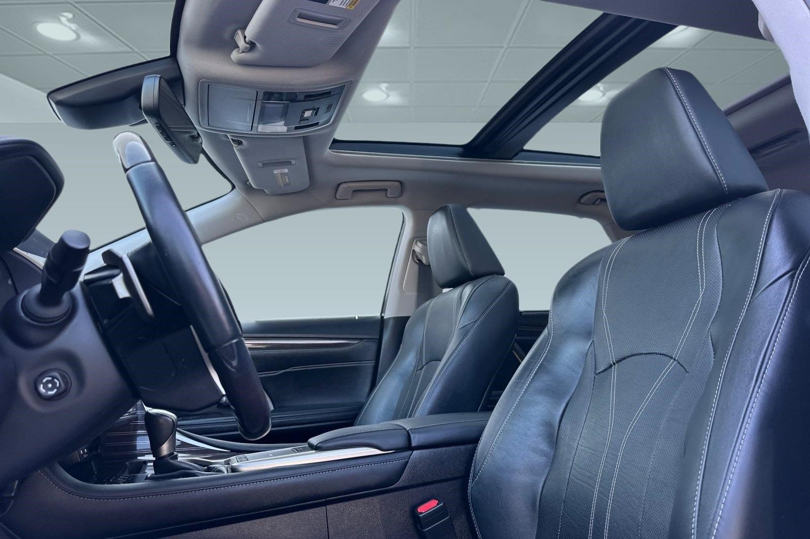 Used 2022 Lexus RX 450h AWD w/ Luxury Package image 24
