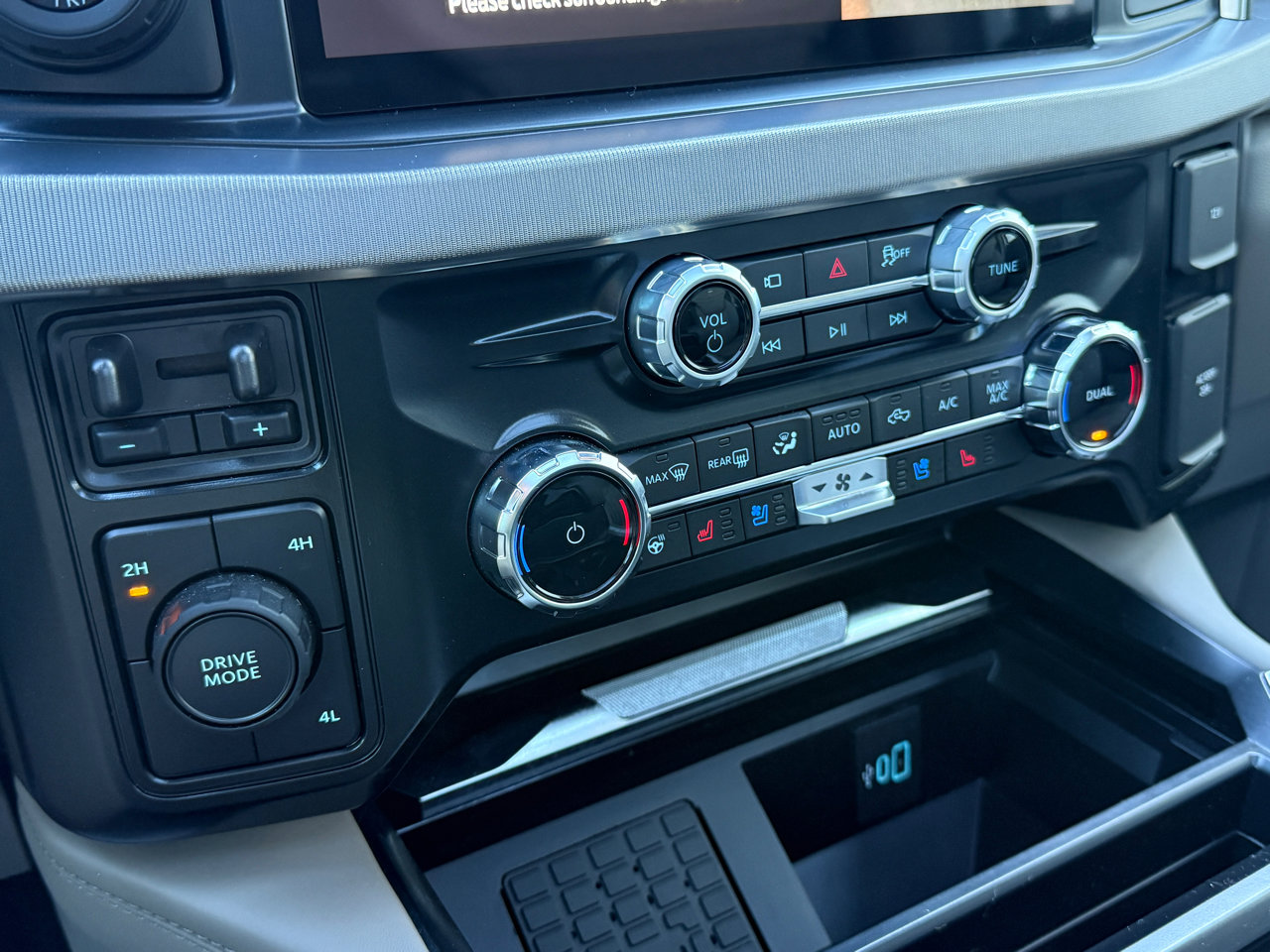 Used 2025 Ford F450 Platinum w/ Platinum Plus Package image 28