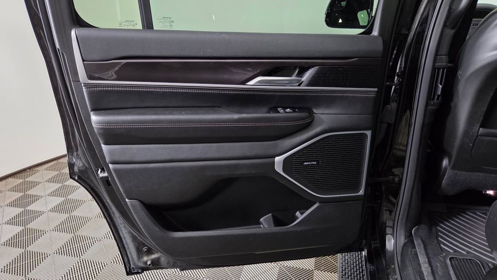 Used 2023 Jeep Wagoneer 4WD image 29