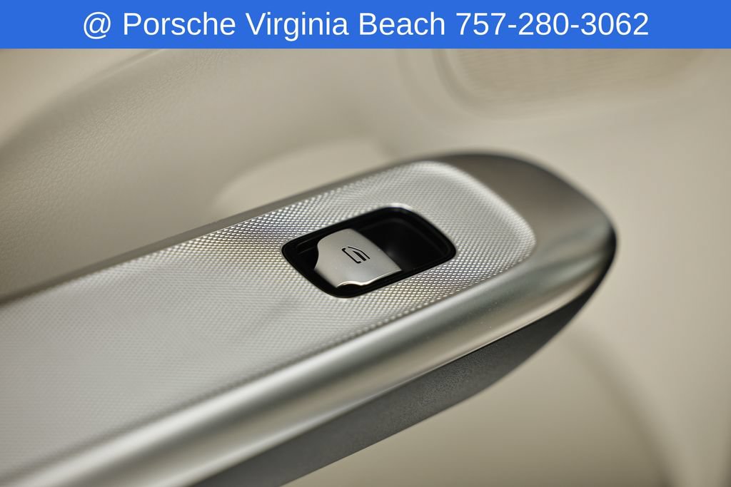 Used 2025 Mercedes-Benz GLC 300 4MATIC image 30