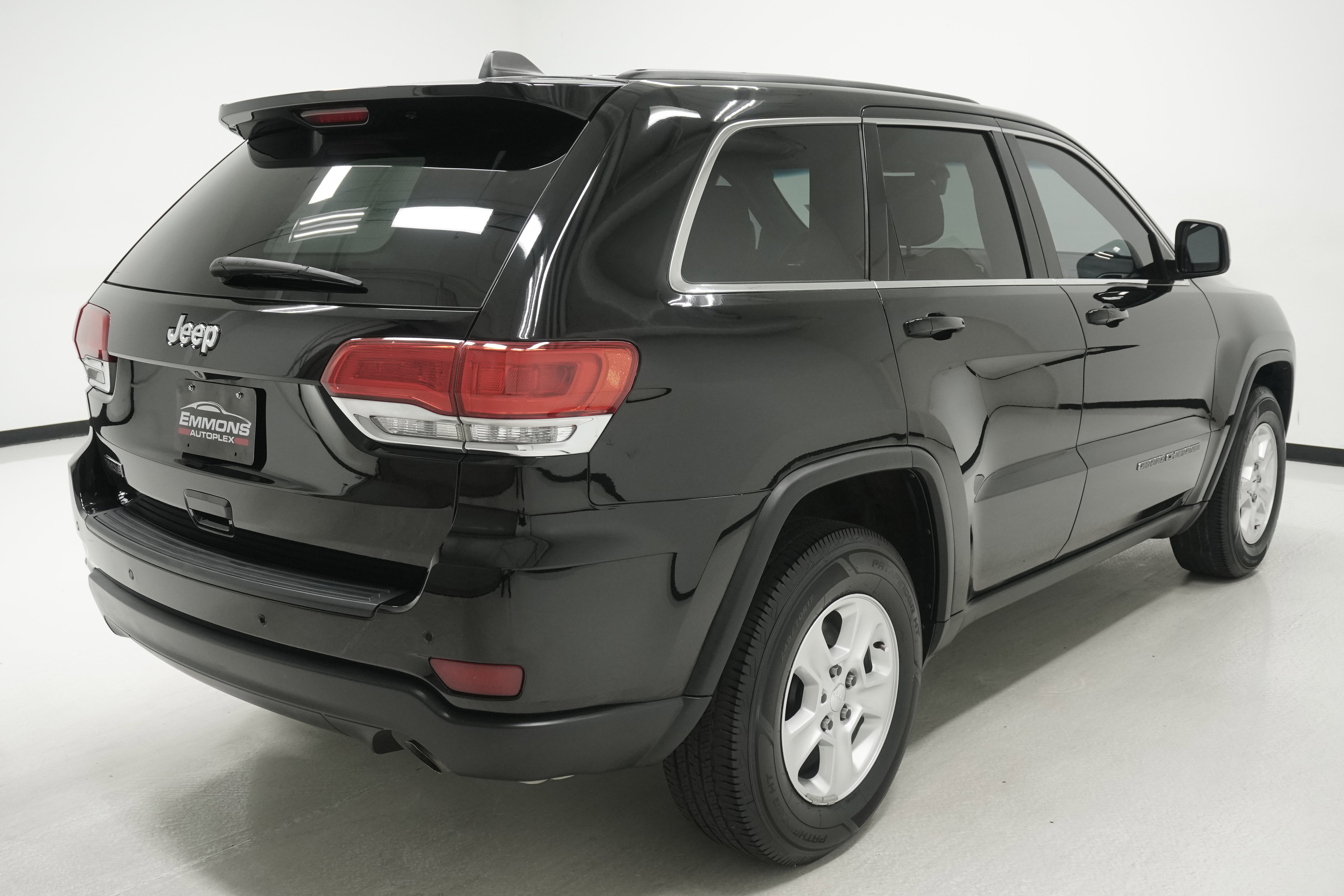 Used 2017 Jeep Grand Cherokee Laredo RWD image 4