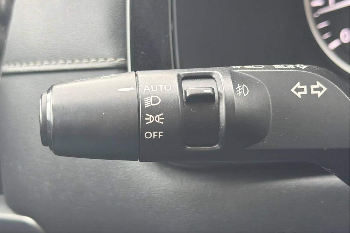Used 2022 Nissan Pathfinder SL w/ Lighting Package (N92) AWD/4WD image 17