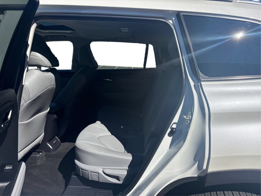 Used 2020 Toyota Highlander XLE AWD/4WD image 11