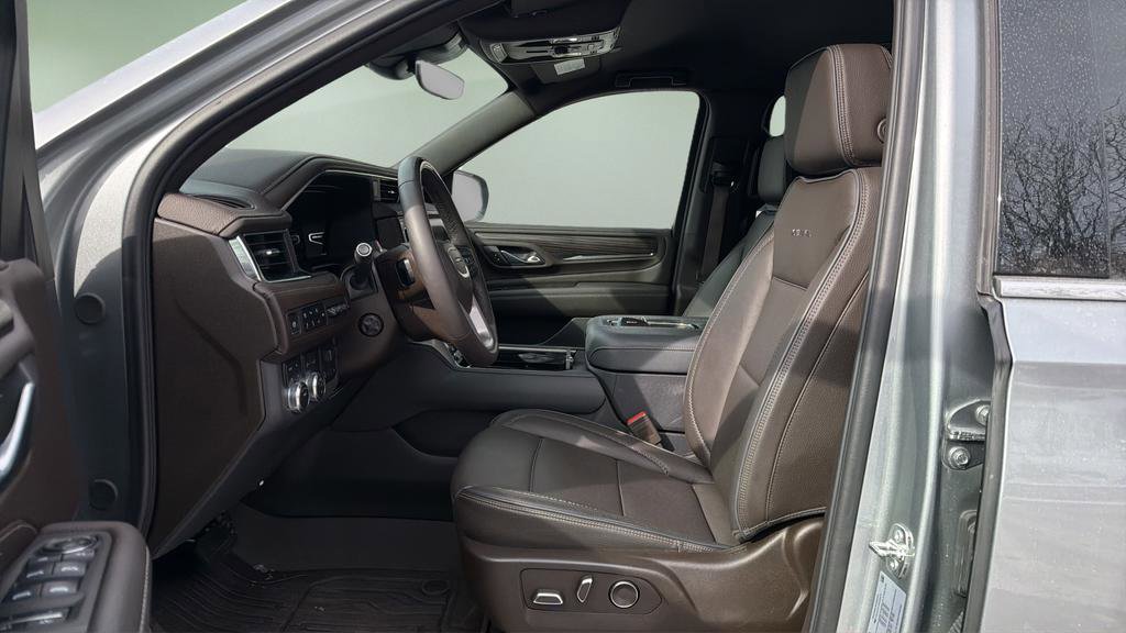 Used 2024 GMC Yukon XL Denali w/ Advanced Technology Package image 11