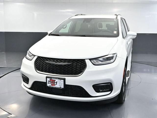 Used 2022 Chrysler Pacifica Touring-L w/ Uconnect Theater Family Group image 13