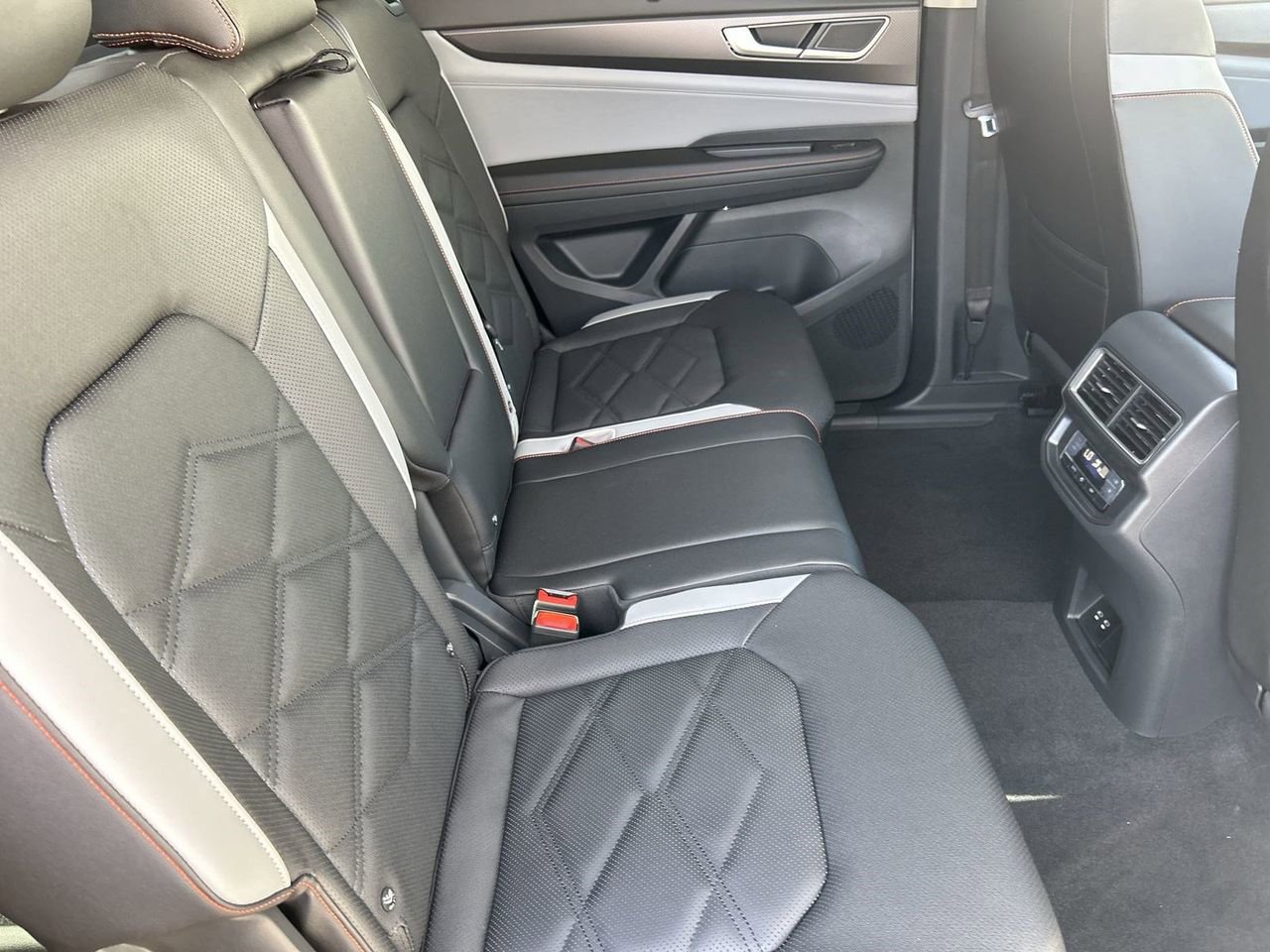 New 2026 Volkswagen Atlas Peak Edition image 9