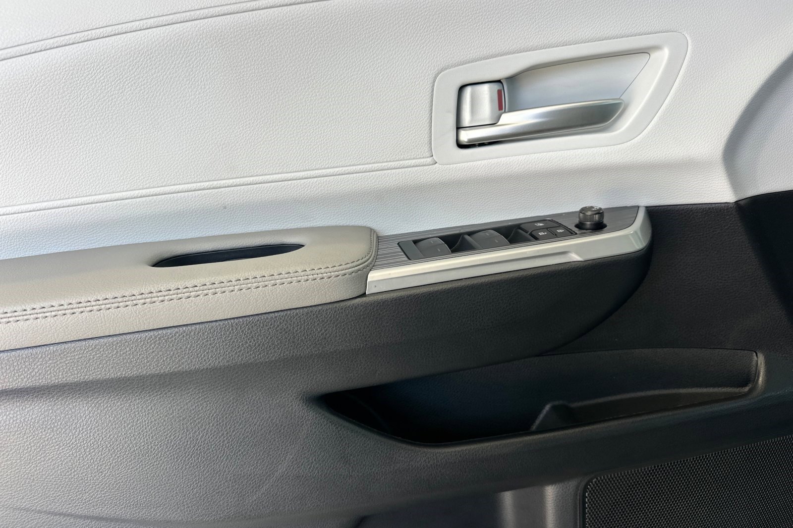 Used 2025 Toyota Sienna XLE w/ XLE Plus Package FWD image 12