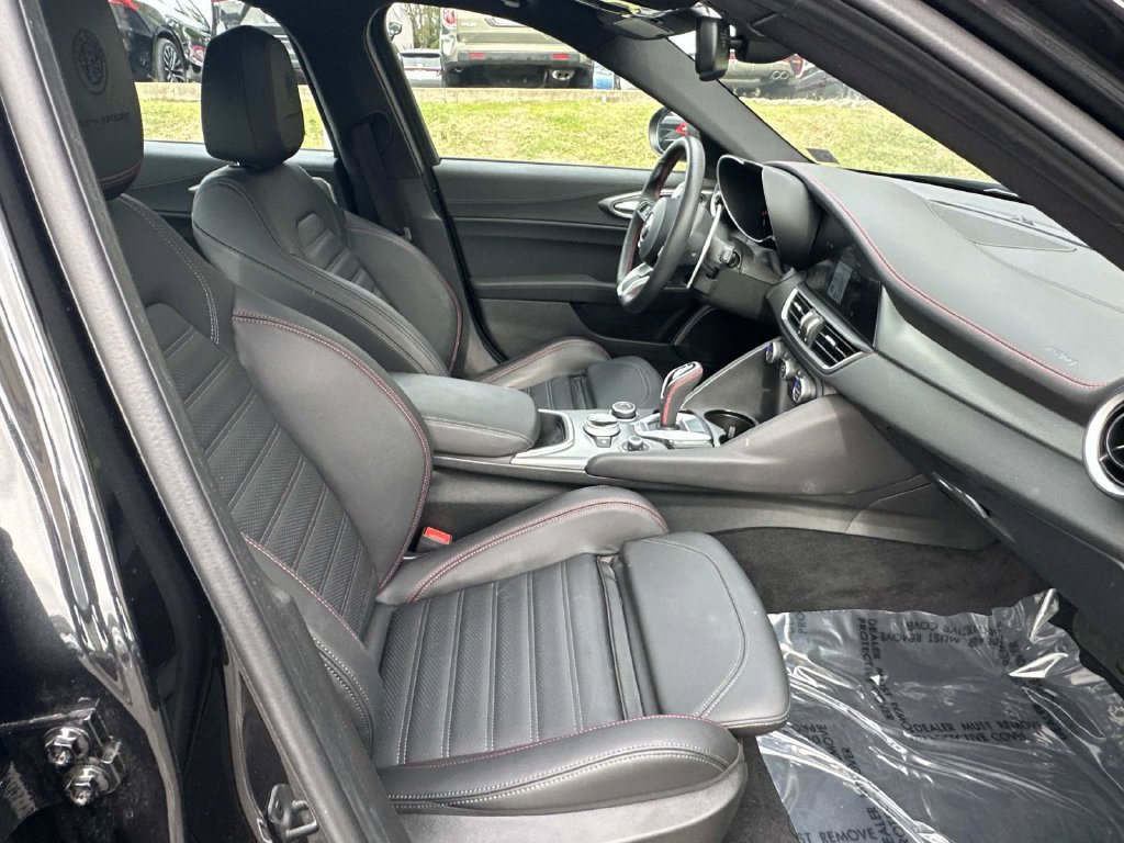 Used 2024 Alfa Romeo Giulia AWD image 14