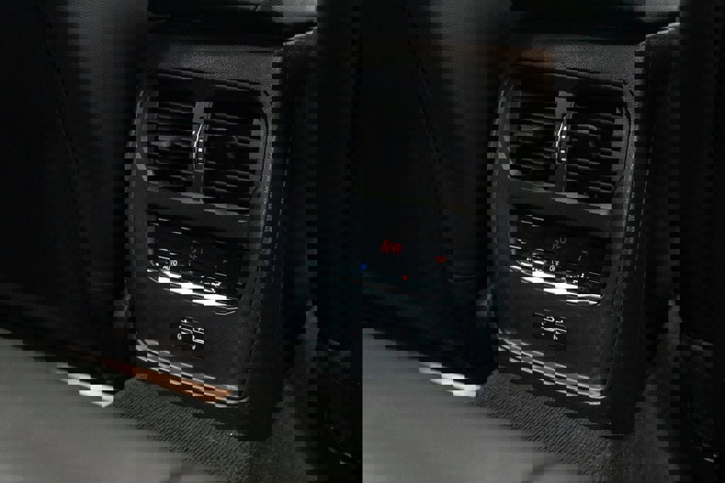 Used 2024 BMW 330i xDrive Sedan w/ Convenience Package image 31