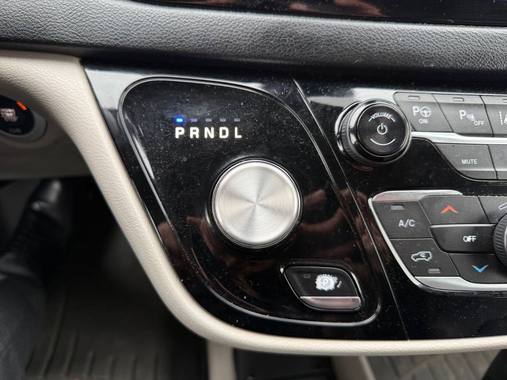 Used 2020 Chrysler Pacifica Touring-L Plus w/ Tire & Wheel Group image 21