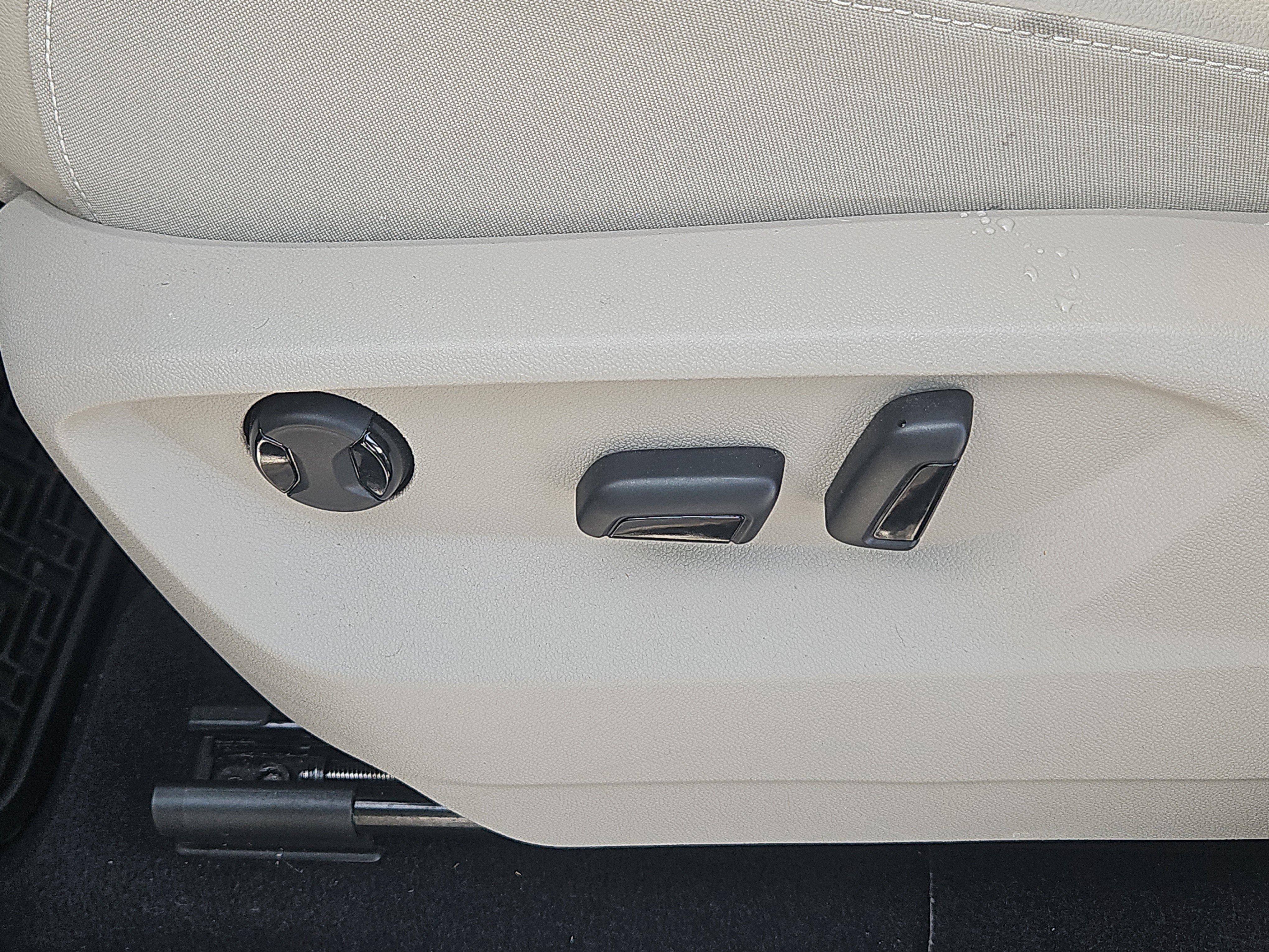 Used 2025 Volkswagen Atlas SE image 14