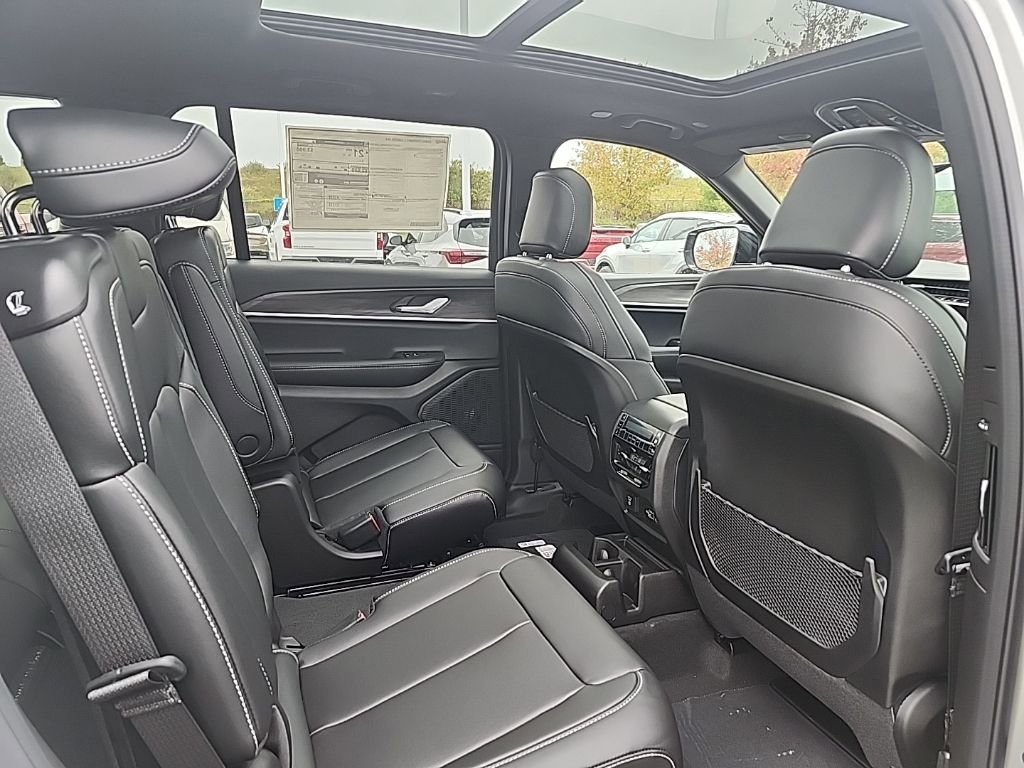 New 2025 Jeep Grand Cherokee L Limited w/ Black Appearance Package AWD/4WD image 14