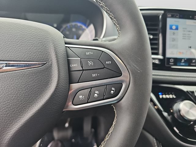 Used 2026 Chrysler Pacifica Limited FWD image 15