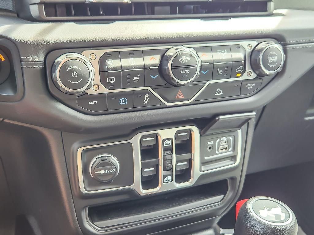 Used 2025 Jeep Wrangler Unlimited Sahara AWD/4WD image 16