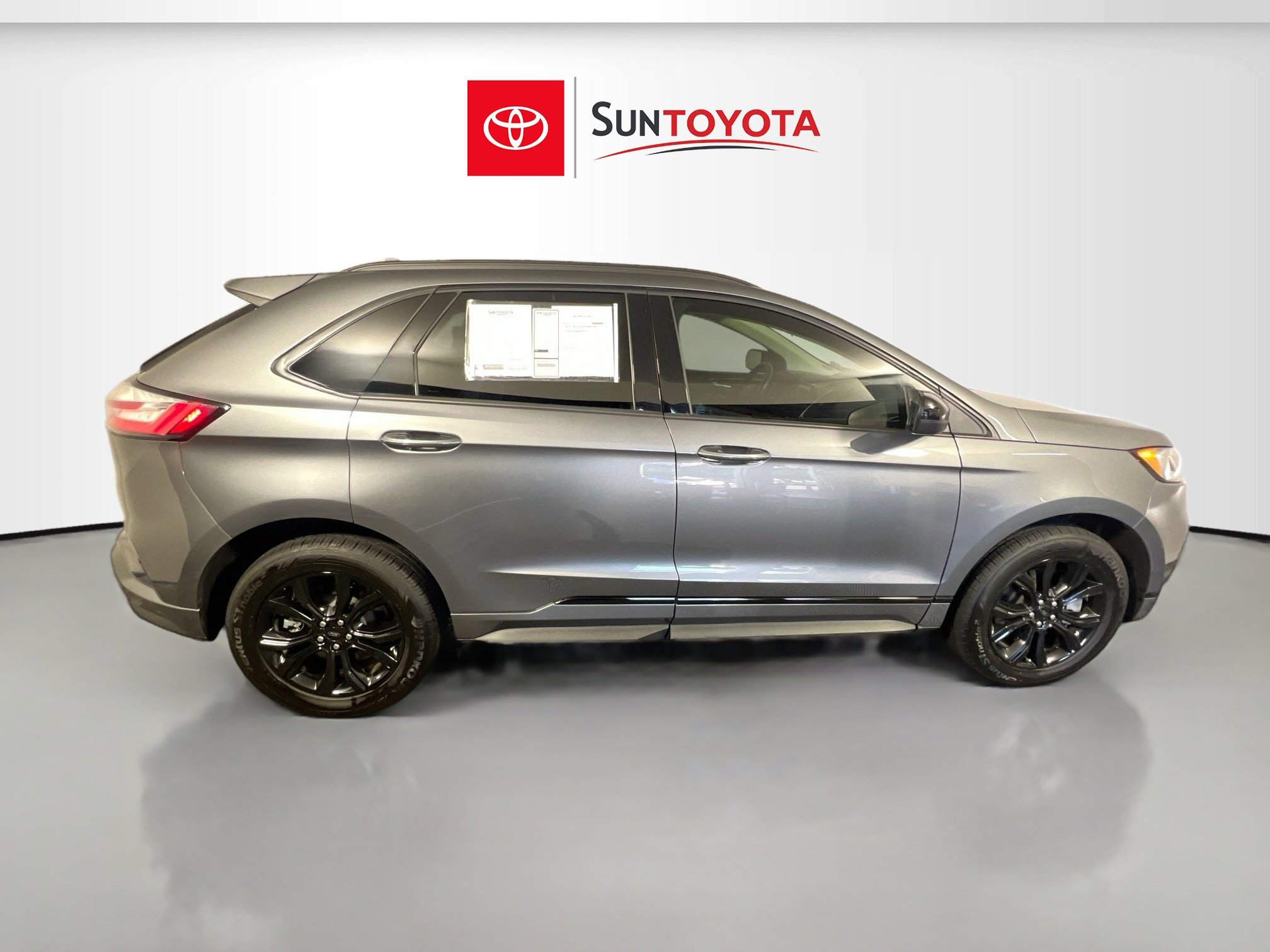 Used 2024 Ford Edge SE w/ Black Appearance Package image 2