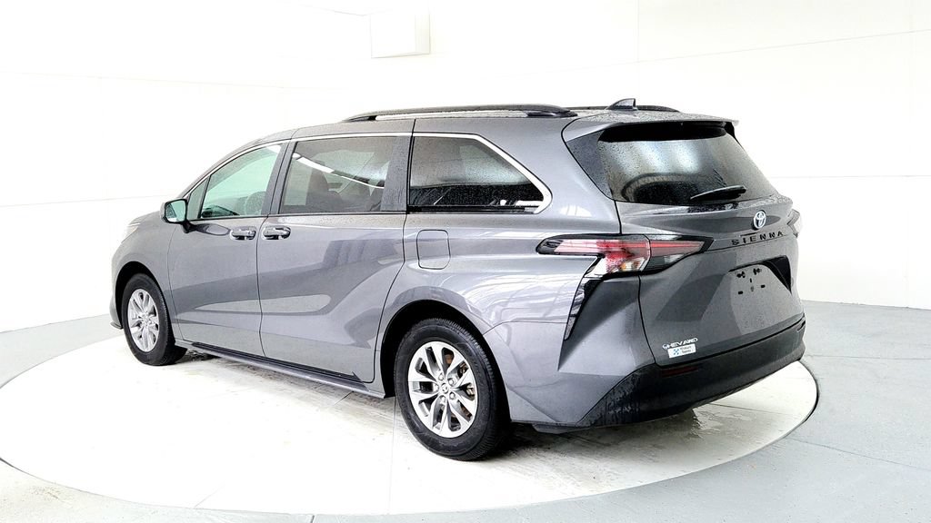 Used 2025 Toyota Sienna LE AWD/4WD image 4