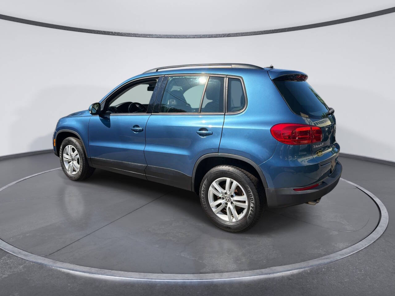 Used 2017 Volkswagen Tiguan S AWD/4WD image 3