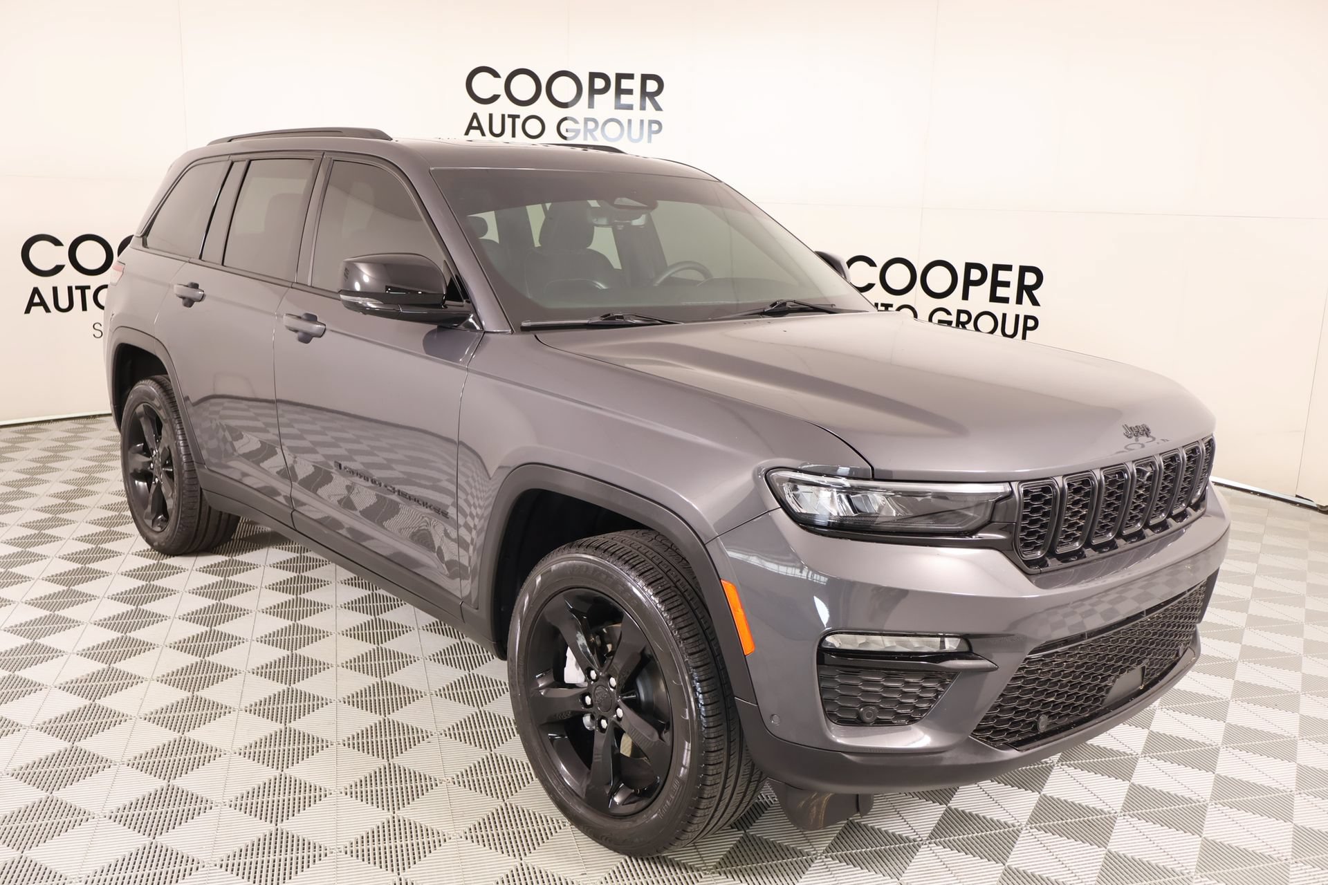 Used 2025 Jeep Grand Cherokee Limited w/ Luxury Tech Group II AWD/4WD image 1