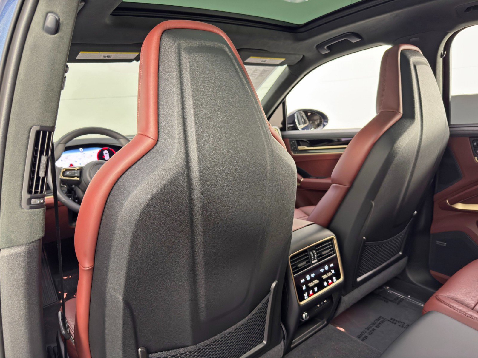 Used 2025 Porsche Cayenne Turbo AWD/4WD image 41