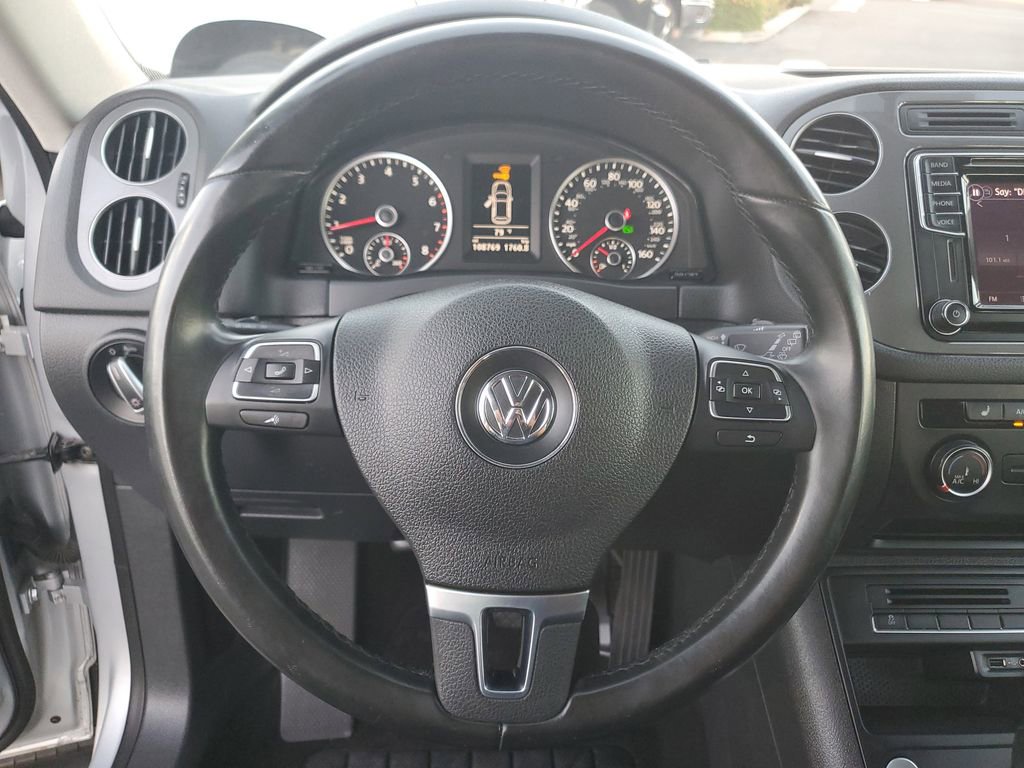 Used 2017 Volkswagen Tiguan S image 23