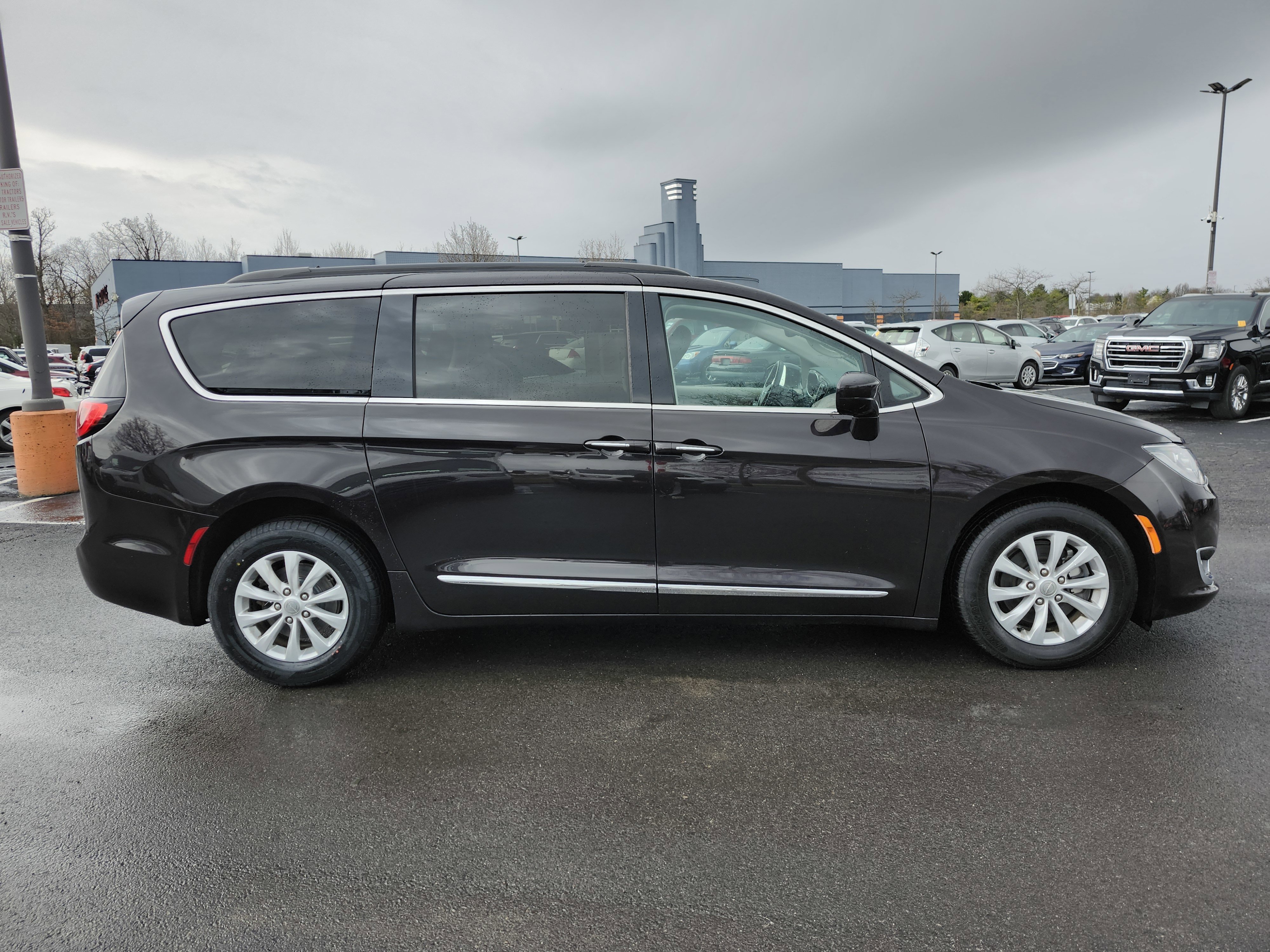 Used 2017 Chrysler Pacifica Touring-L image 14