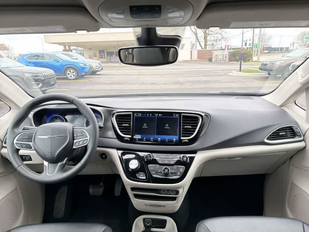 Used 2024 Chrysler Pacifica Touring-L FWD image 19