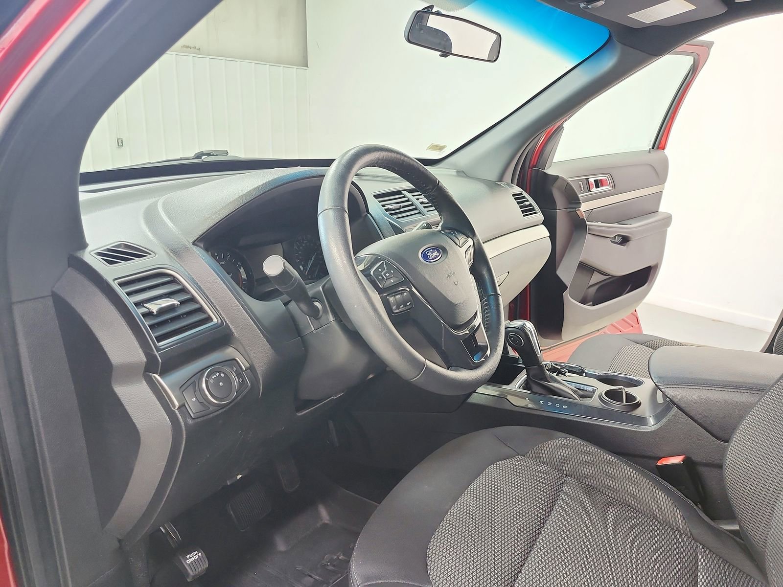 Used 2018 Ford Explorer XLT image 18