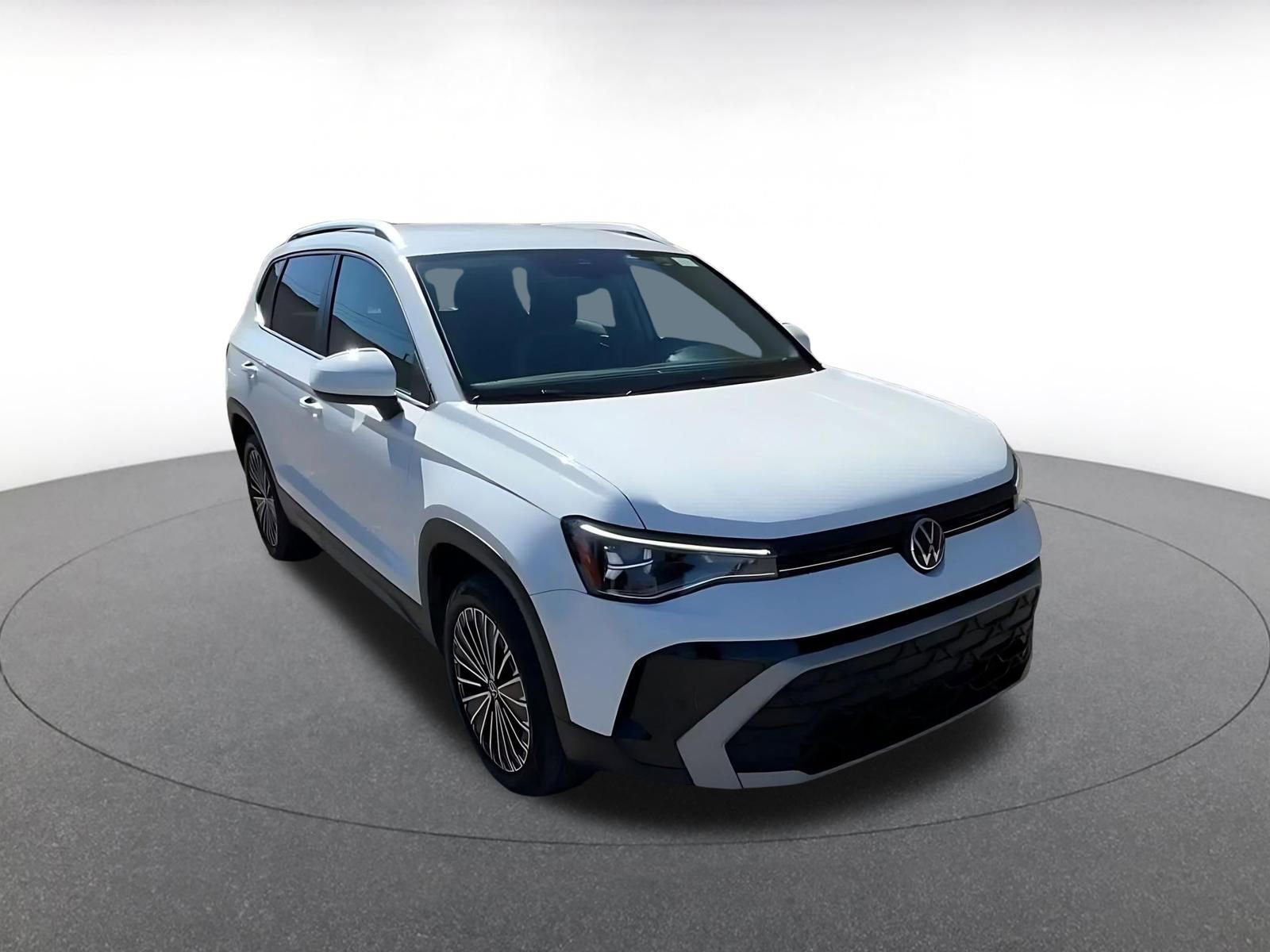 Used 2025 Volkswagen Taos SE FWD image 3