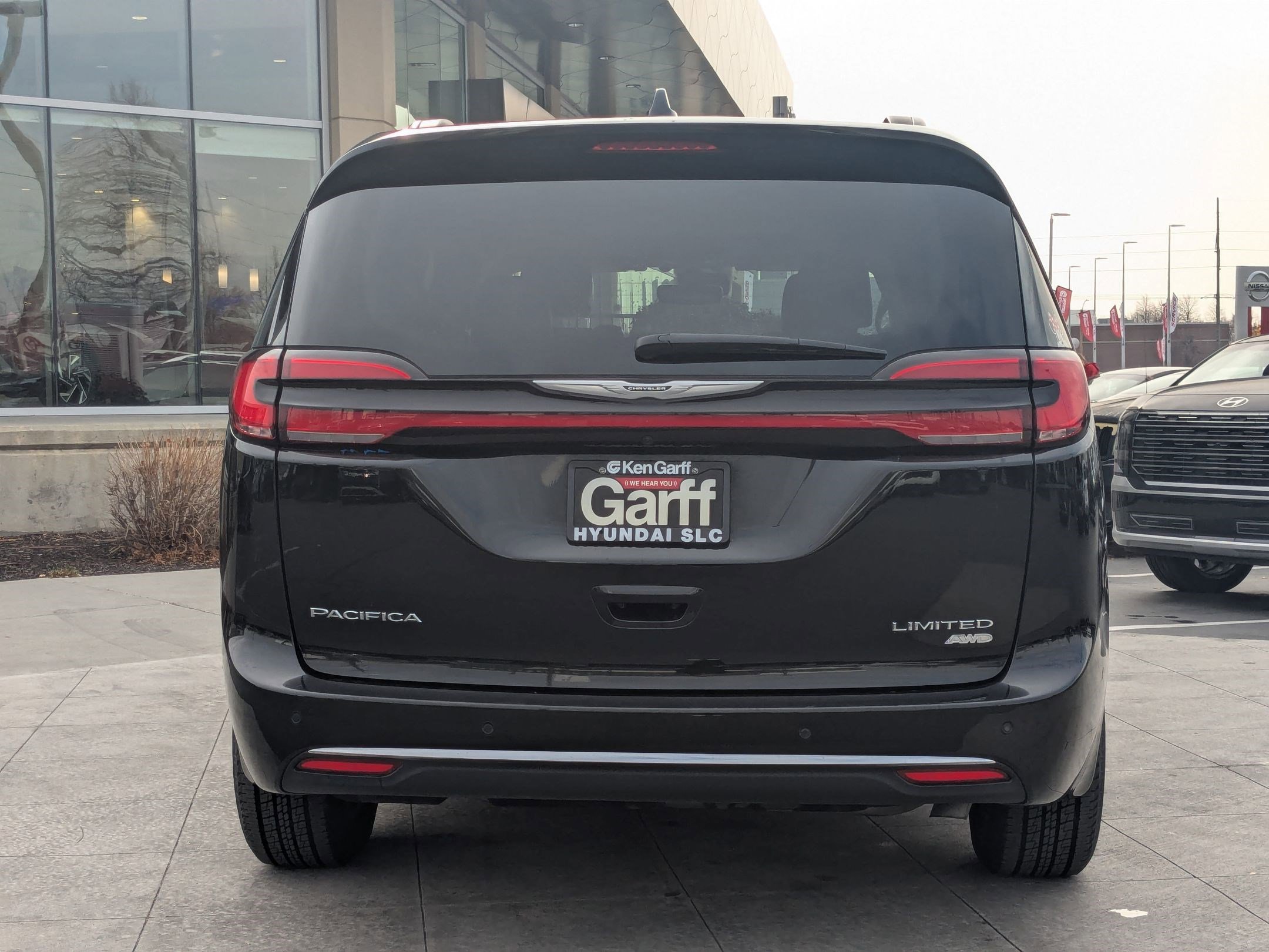 Used 2023 Chrysler Pacifica Limited w/ Uconnect Theater Family Group image 7