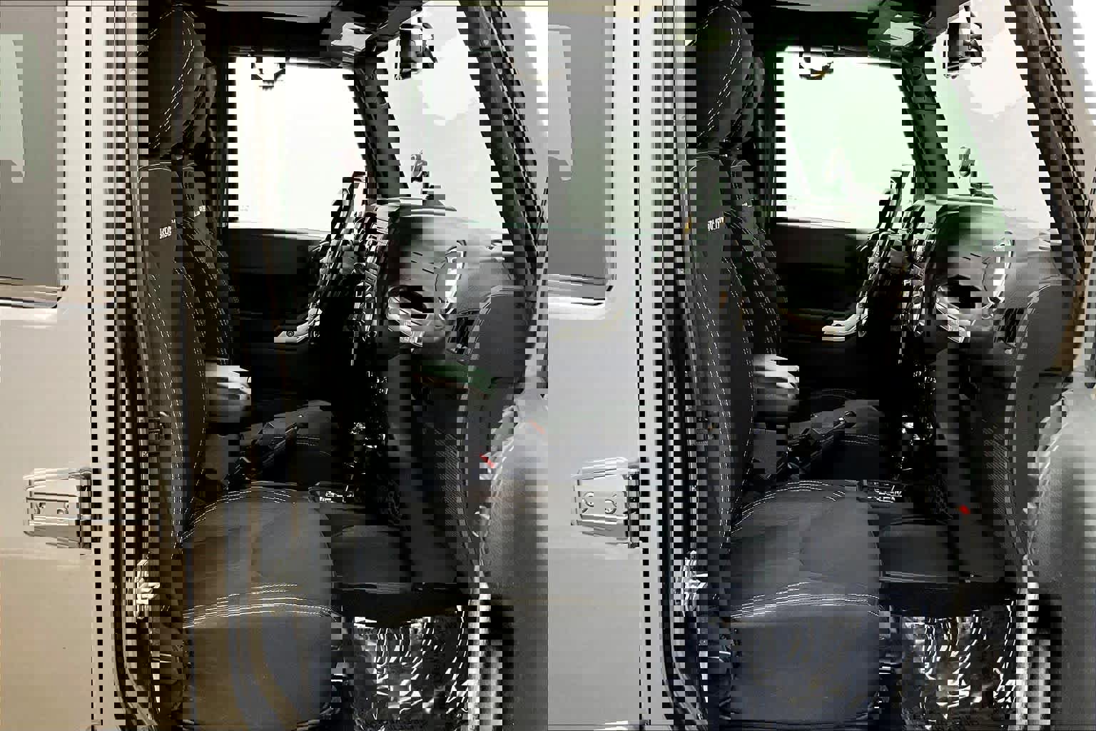 Used 2017 Jeep Wrangler Unlimited Rubicon w/ Connectivity Group image 9