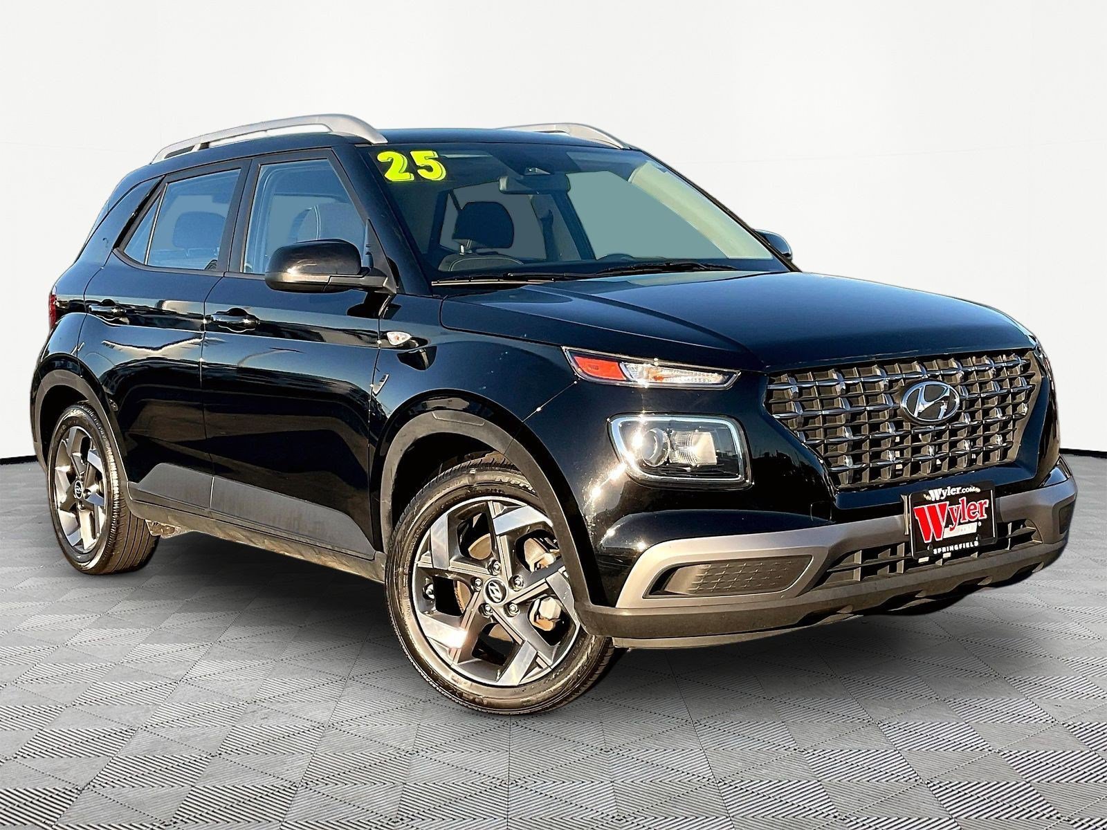 Used 2025 Hyundai Venue SEL FWD image 3