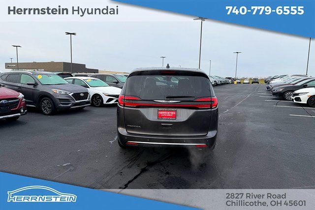 Used 2023 Chrysler Pacifica Touring-L image 30