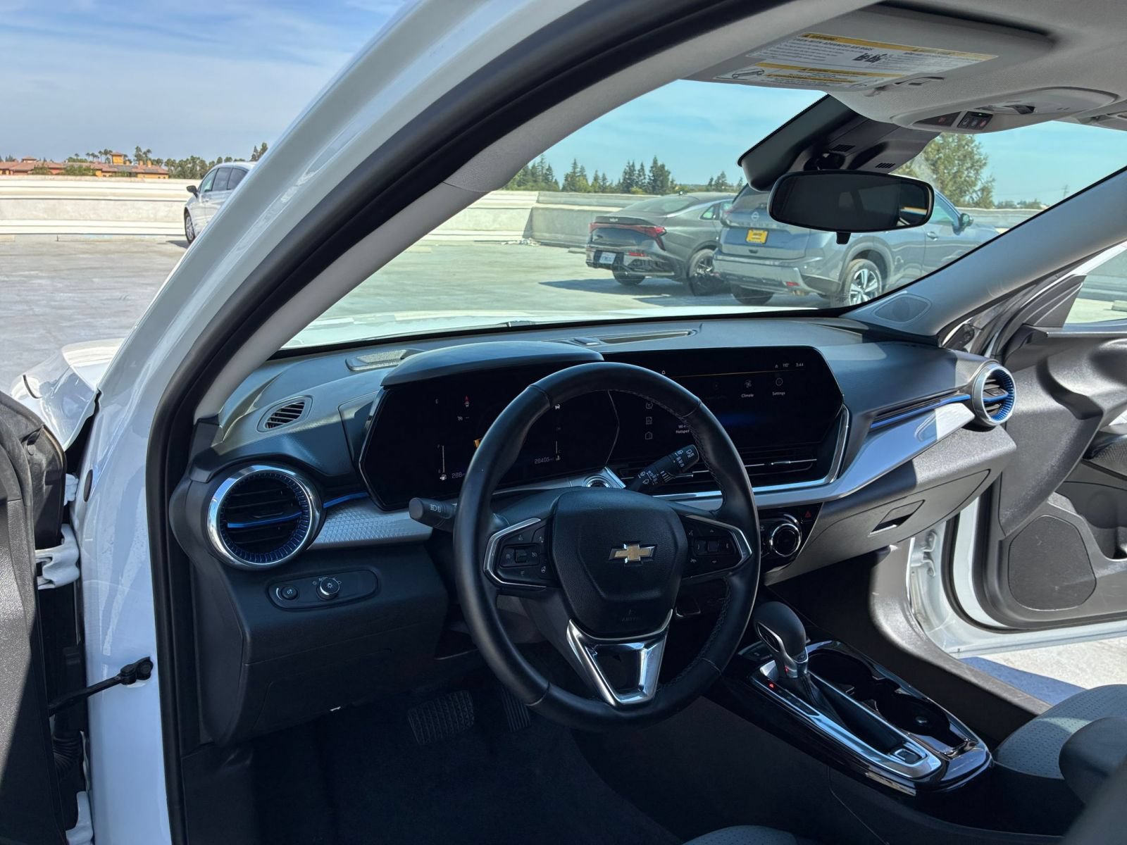 Used 2025 Chevrolet Trax LT w/ LT Convenience Package FWD image 28