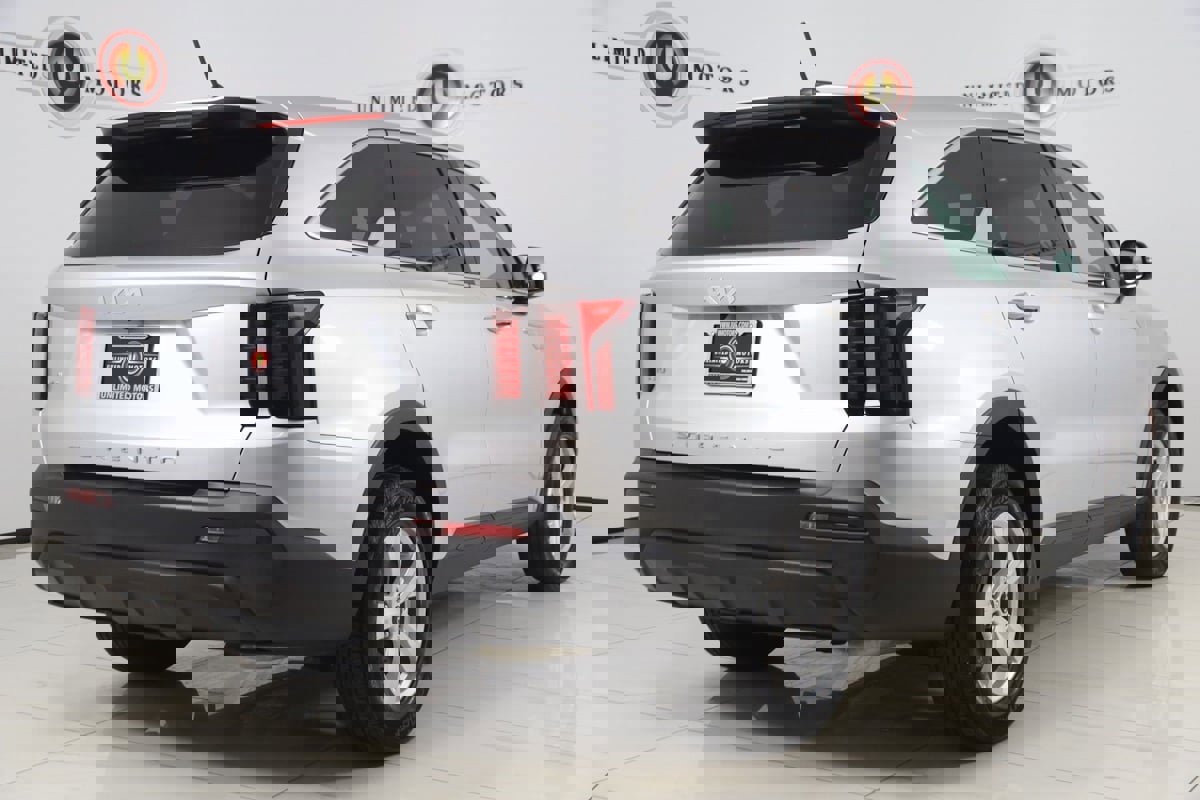 Used 2022 Kia Sorento LX image 3