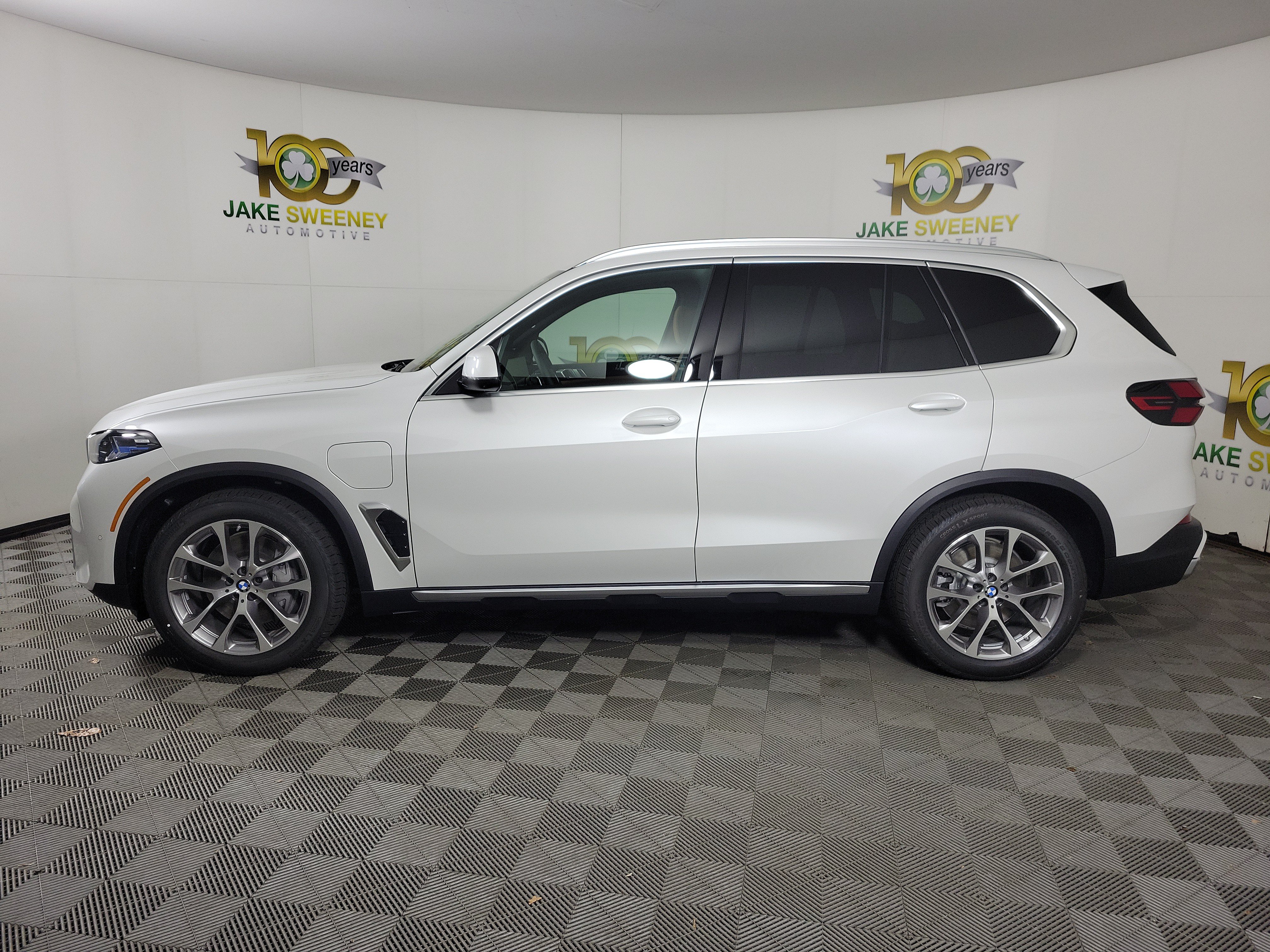 New 2026 BMW X5 xDrive50e w/ Executive Package AWD/4WD image 4
