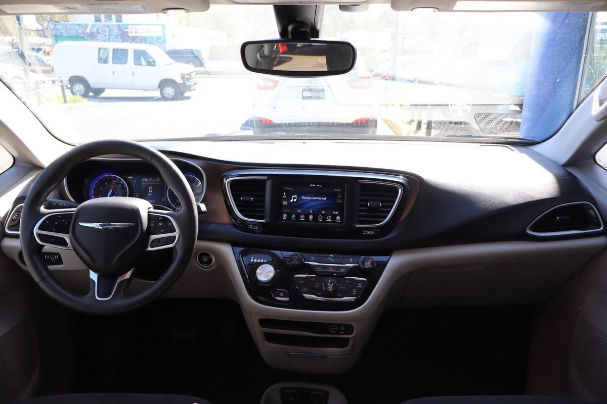Used 2018 Chrysler Pacifica Touring Plus w/ Tire & Wheel Group FWD image 15