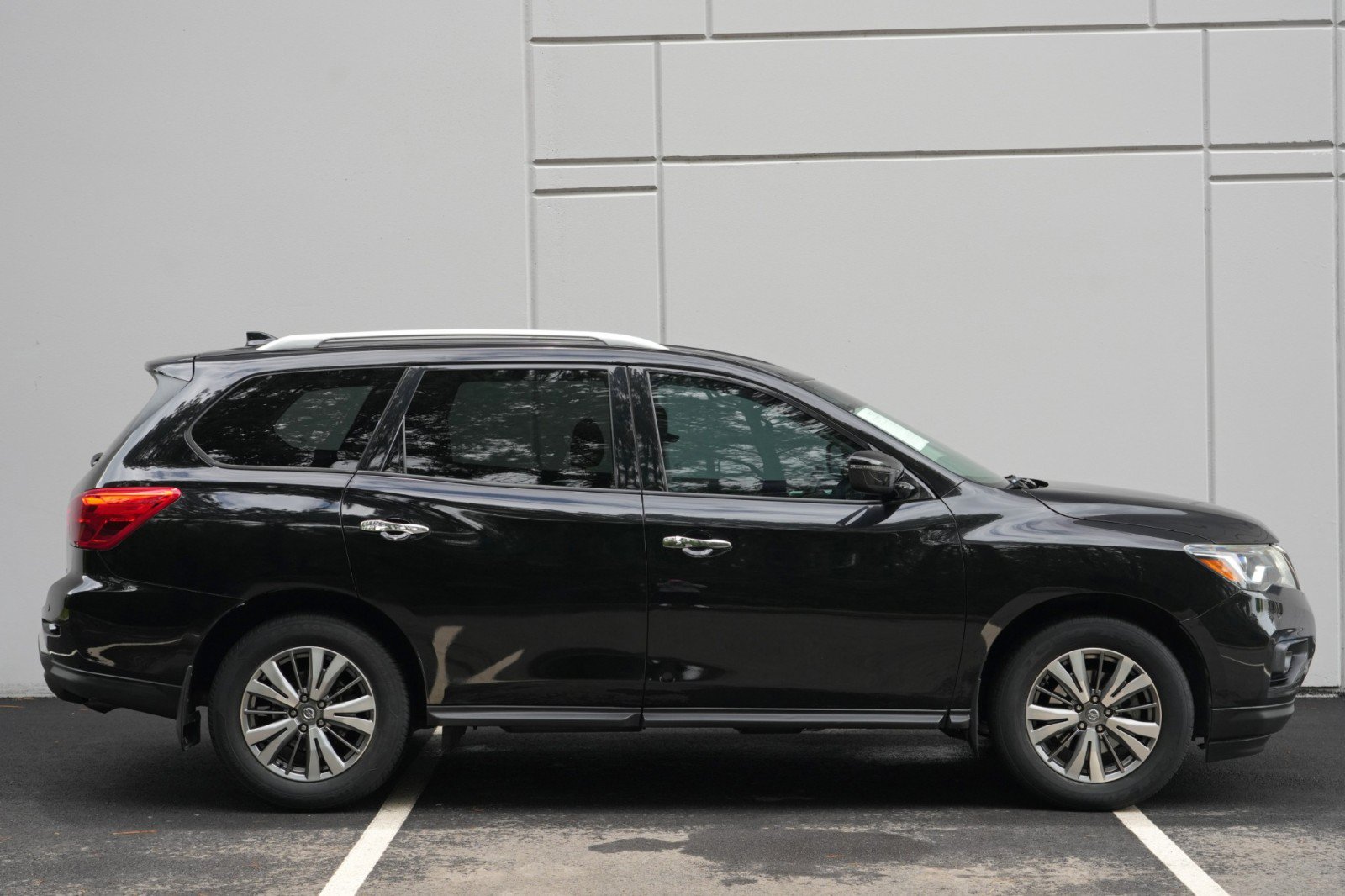 Used 2019 Nissan Pathfinder SV FWD image 48