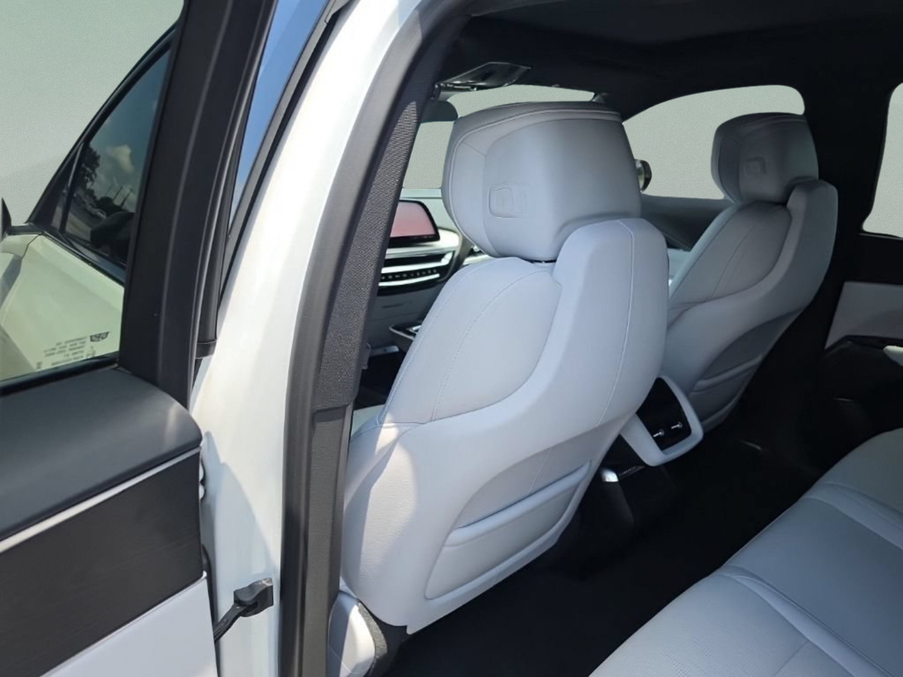 Used 2025 Cadillac Lyriq Luxury w/ LPO, Floor Liner Package AWD/4WD image 22